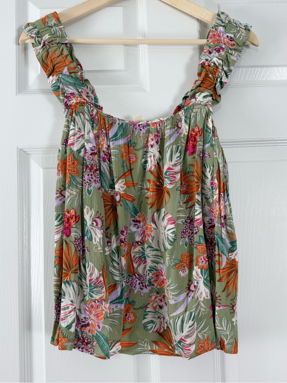 NWOT Easel Sage Green Tropical Top Size Small